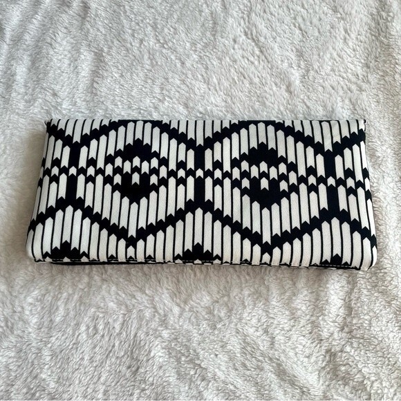 Shiraleah Robyn Black Red White Patterned Clutch - Picture 2 of 5